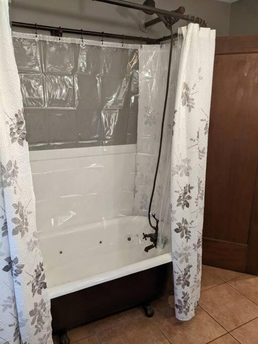 Large Bakery Apartment - Central Downtown Location Fredonia Dış mekan fotoğraf